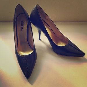 Michael Kors Black leather top stitched pumps